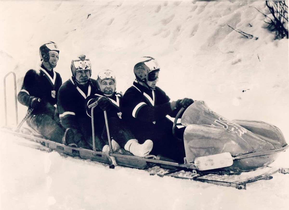Athlètes de Bobsleigh en pleine action
