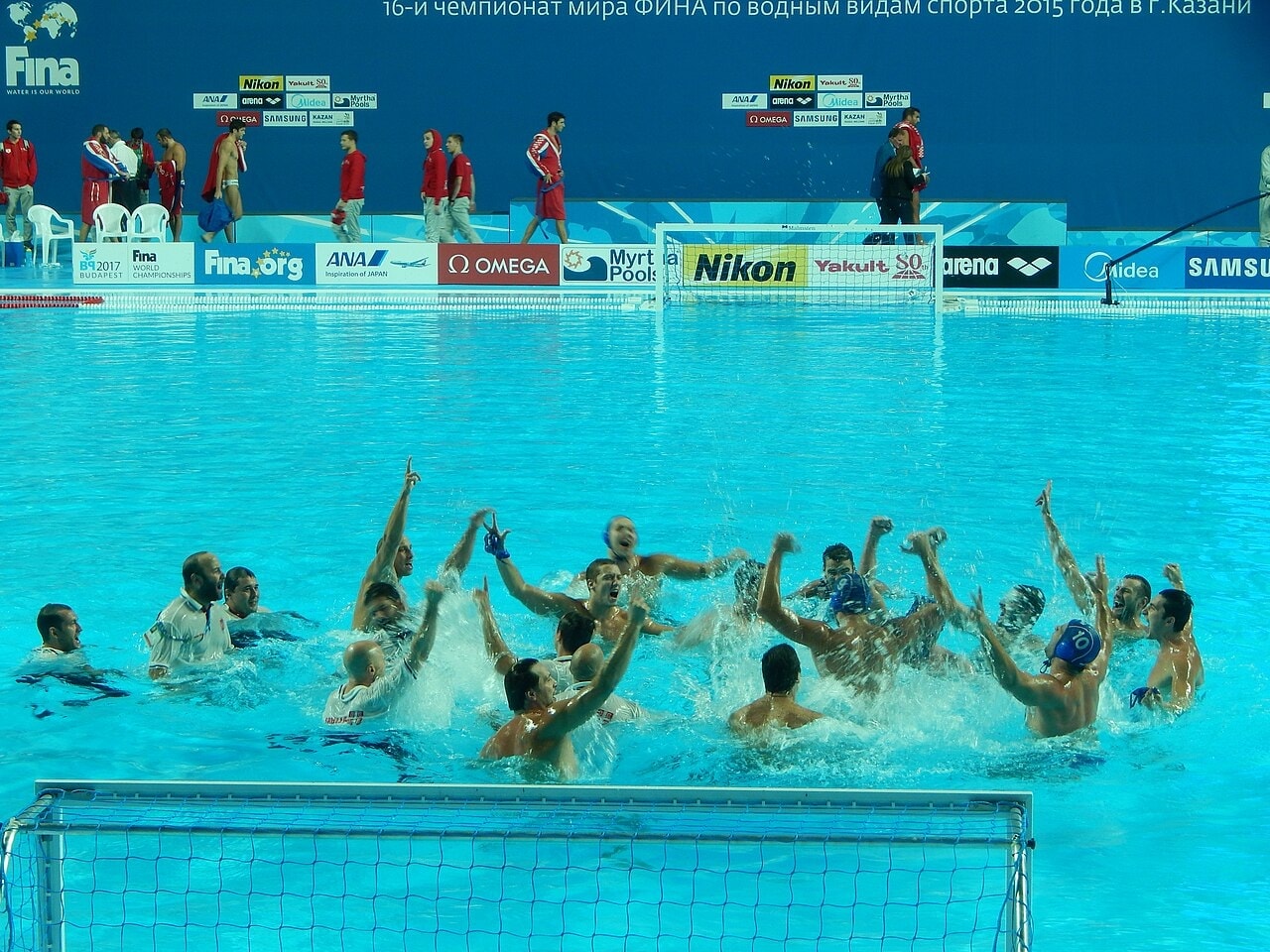 Athlètes de Water-polo en pleine action